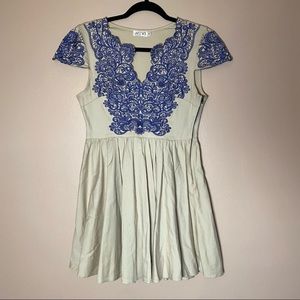 XENIA BOUTIQUE TAN & BLUE EMBROIDERED FLOWY DRESS